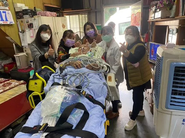 ▲▼輔大醫院規劃陳爺爺圓夢計畫,在轉往慢性呼吸照護病房的途中, 在醫護人員的陪伴下,回家稍作停留。(圖/輔大醫院提供)
