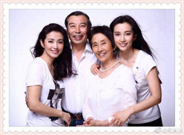 ▲李冰冰最近帶父母出遊，留妹妹一人打理工作事宜，讓她很過意不去。（圖／取自李冰冰微博）