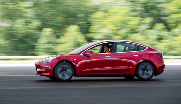 無視美國NHTSA來函警告　特斯拉仍宣稱Model 3是「有史以來最安全的汽車」（圖／路透社）