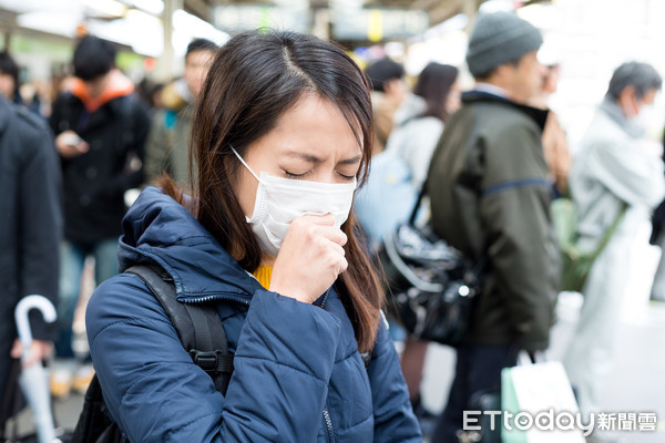 ▲▼示意圖,醫藥,口罩,疾病,咳嗽,感冒,過敏,鼻子,女,關懷,冷,毯子,流感,發燒,頭痛,健康,醫療保健,藥物,空汙。（示意圖／123RF）