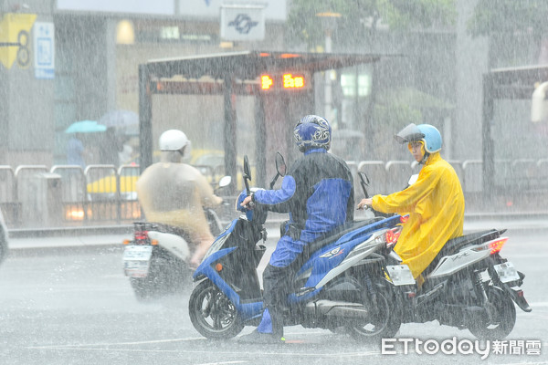 ▲▼下雨,雨天,天氣,積水,豪大雨,雷陣雨,梅雨,降雨,氣象,行車安全,雨天行車,交通安全,機車,通勤,交通。（圖／記者李毓康攝）