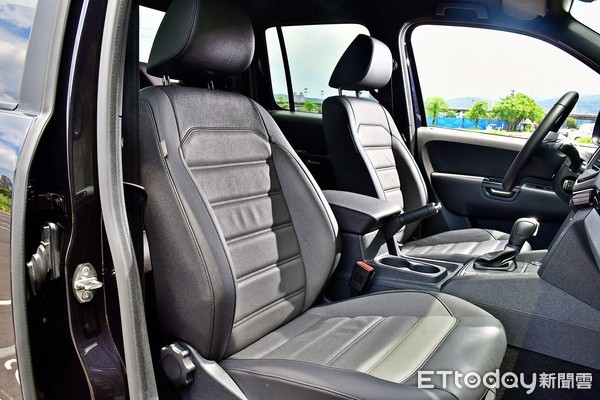 福斯商旅Amarok V6強打質感風！阿嬤換穿整套黑色勁皮衣也很OK（圖／記者游鎧丞攝）