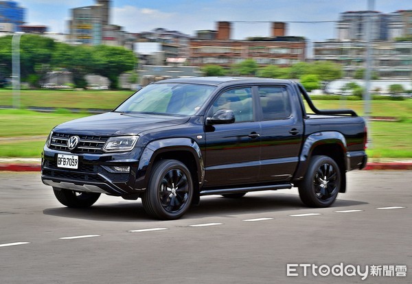 福斯商旅Amarok V6強打質感風！阿嬤換穿整套黑色勁皮衣也很OK（圖／記者游鎧丞攝）