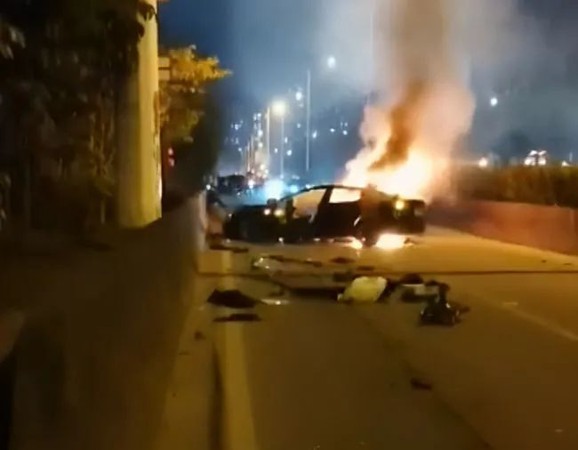 ▲▼特斯拉,車禍,起火。（圖／翻攝自微博／N視頻）