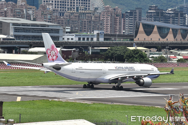 ▲▼中華航空,松山機場,松機,華航,旅遊,出國,包機,空中巴士Airbus A330-302,B-18303,機場跑道。（圖／記者李毓康攝）