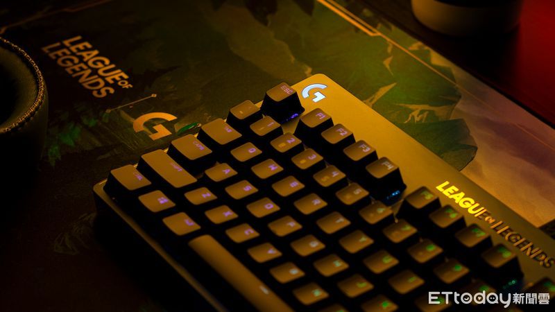 ▲▼         英雄聯盟首款聯名電競商品。