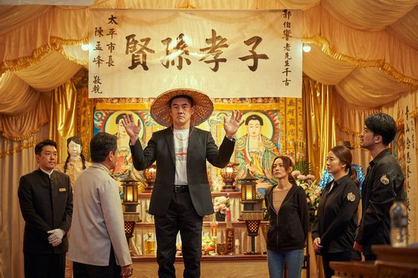 ▲《良辰吉時》黃仲崑演大體搞失蹤 李康生無奈又傻眼，薛仕凌酒醉狂盧謝欣穎玩遊戲 想跟自己絕交。（圖／CATCHPLAY提供）