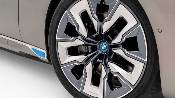 ▲BMW新一代大7、i7亮相。（圖／翻攝自BMW）