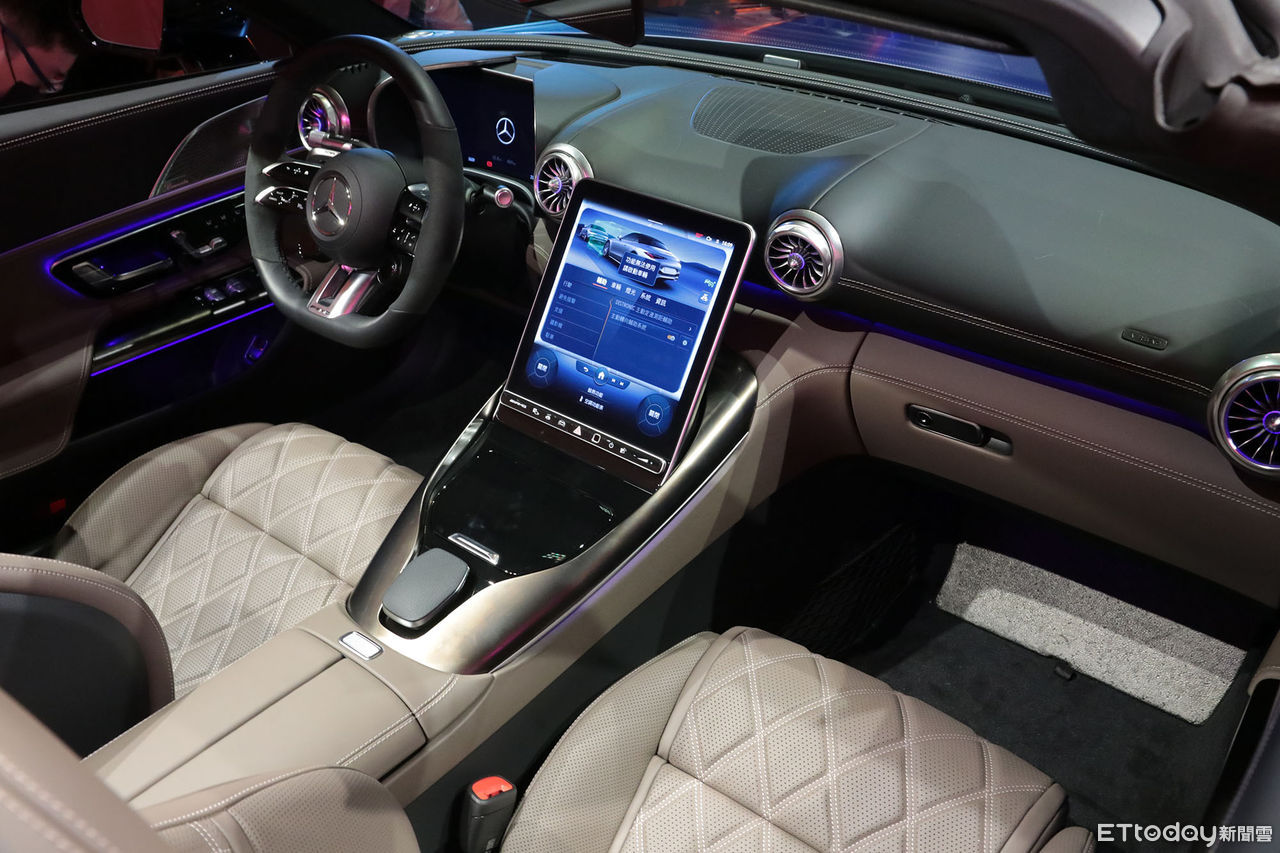 ▲925萬起！賓士「AMG SL 55」軟頂敞篷跑車登台　經典重生限量25台。（圖／記者張慶輝攝）