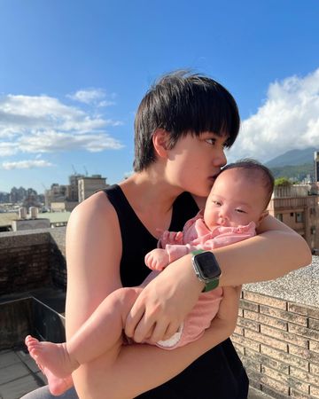 ▲劉子銓顧妹妹到一半累到睡著了。（圖／翻攝自劉子銓臉書）