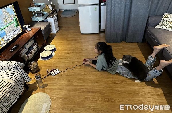 ▲▼兒子打電動被唸「可是弟弟不起來...」　媽見背後8KG沙包笑翻。（圖／網友Penny Chien授權提供）