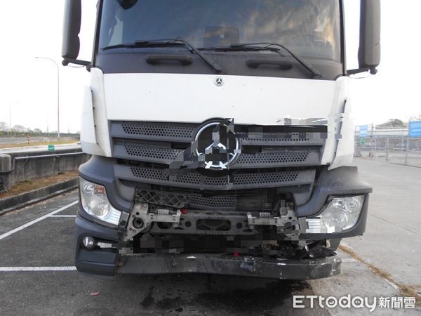 ▲28日國道1號南下245.8公里處聯結車與自小客車車禍事故，造成2人傷重昏迷送醫。（圖／記者蔡佩旻翻攝）