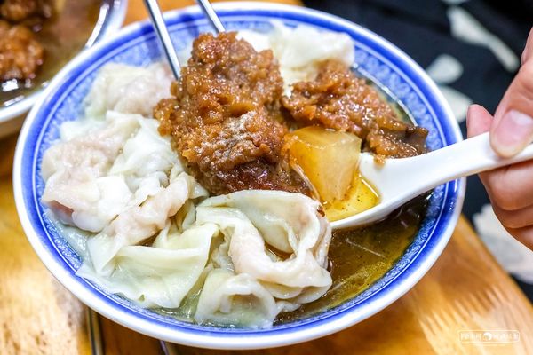 ▲▼在地人帶路吃宵夜，餛飩排骨麵一賣就是70年　大骨湯濃郁鮮甜。（圖／部落客陳小可提供）