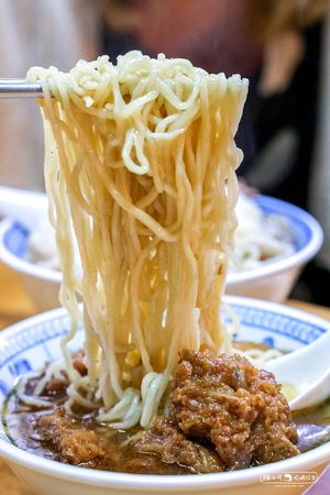 ▲▼在地人帶路吃宵夜，餛飩排骨麵一賣就是70年　大骨湯濃郁鮮甜。（圖／部落客陳小可提供）