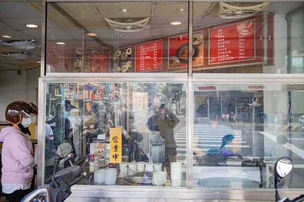 ▲▼南都碗粿 生意好到兩間店開在對面，40年碗粿老店藏身大榕樹下。（圖／部落客美熊提供）