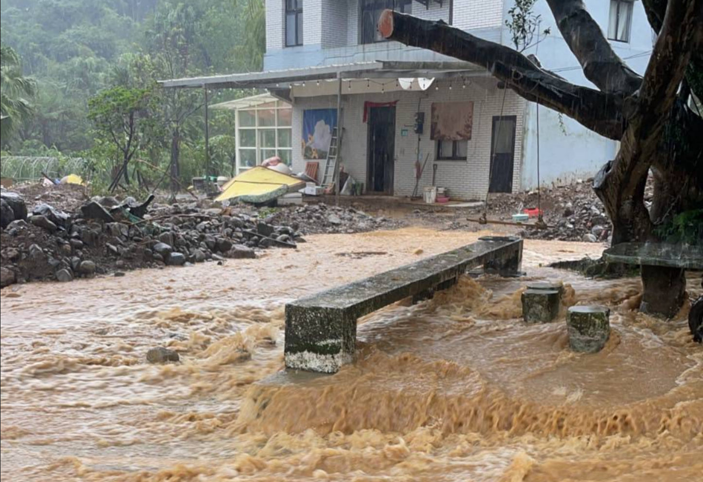 ▲▼新北市金山區長興宮前7日因東北季風大雨又淹水             。（圖／記者郭世賢翻攝）