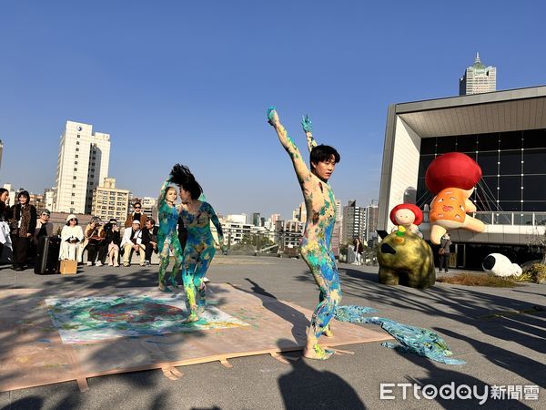 ▲▼「2024承億亞灣藝術節」新銳藝術家寧芮潔打造「Moi娃娃」巨型氣球裝置藝術，也帶來繪畫、雕塑、行為藝術等作品。（圖／記者林育綾攝）