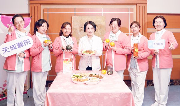 ▲楊梅天成醫院營養師團隊推薦健康年菜以「三少一多」為原則，為家人挑選製作健康年菜。（圖／天成醫院提供）