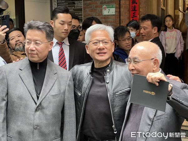 ▲▼輝達共同創辦人暨執行長黃仁勳（圖中）宴請台廠供應鏈，矽品董事長蔡祺文（右1）嗨拿輝達卡片炫耀，圖左為矽品美國分公司總經理張啟斌。（圖／記者高兆麟攝）