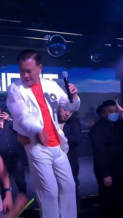 ▲萬梓良唱歌時踉蹌的影片引發擔憂。（圖／翻攝自小紅書）