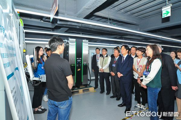 ▲崑山科技大學12日隆重舉行「電動車晶片模組及充電樁研發製造人才培育基地」啟用典禮，正逢創校60週年校慶，特別邀請賴清德總統及教育部代表蒞臨主持。（圖／記者林東良翻攝，下同）
