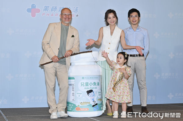 ▲▼趙小僑、劉亮佐、典典寶寶、蒼藍鴿出席兒童保健品代言記者會。（圖／記者李毓康攝）