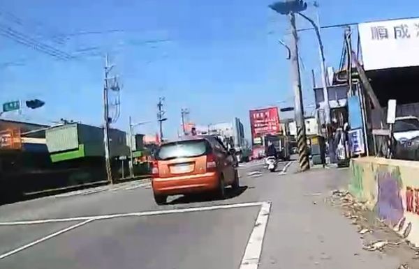 ▲橘車逆向撞康橋車隊釀7傷。（圖／記者唐詠絮翻攝）