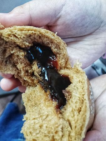 ▲▼草屯超大黑糖饅頭。（圖／部落客民宿女王芽月授權提供）