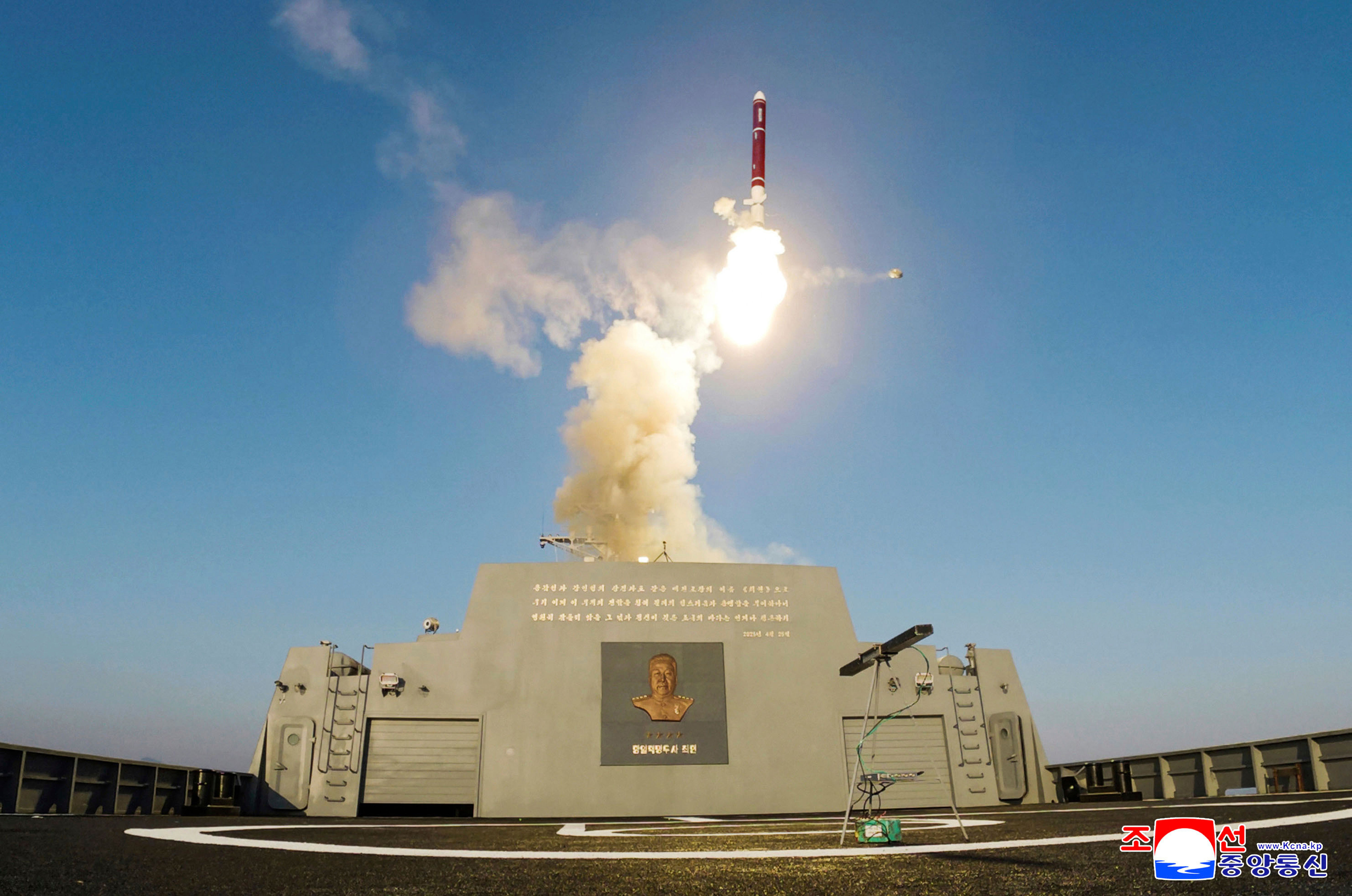 ▲▼北韓最高領導人金正恩28、29日出席視察新型驅逐艦「崔賢號」極超音速巡弋飛彈試射。（圖／達志影像／美聯社）