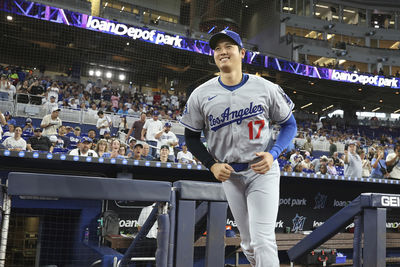 太爆笑！大谷翔平一敲三壘安　敵隊球迷秒脫球衣「變心」