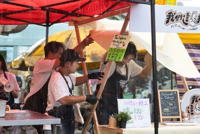 苗可麗馬國夜市出任務大街被粉絲堵　謝佳見助攻被雨淋慘
