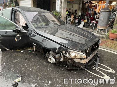 驚悚飛撞畫面！21歲男開BMW撞休旅　彈空重摔輪胎零件噴滿地