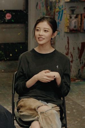 ▲劉品言(左)與詹子萱首次挑戰潑畫。（圖／鏡電視）