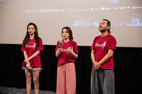 ▲吳卓源與潘儀君、導演賴俊羽到台中、台南、高雄宣傳《搜查瑠公圳》。（圖／伯樂影業提供）