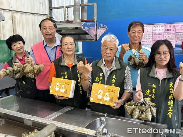 ▲台南市勞工局長王鑫基率志工團隊展開端午送暖行動，深入21區慰訪弱勢家庭，傳遞節慶溫情。（記者林東良翻攝，下同）