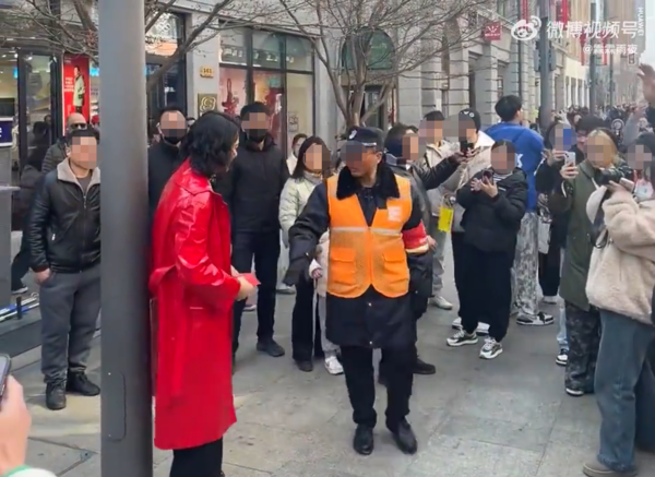 ▲▼向佐街頭打卡癱瘓交通　遭保全驅趕「逛街要報備」。（圖／翻攝自微博）