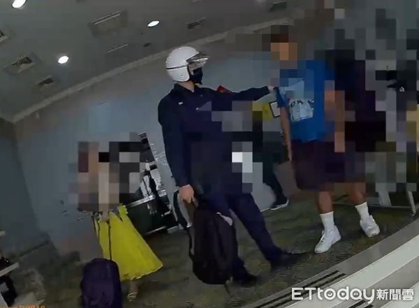 ▲警方循線在民宅內查獲愛炫耀的田姓車手。（圖／大溪警分局提供、下同）