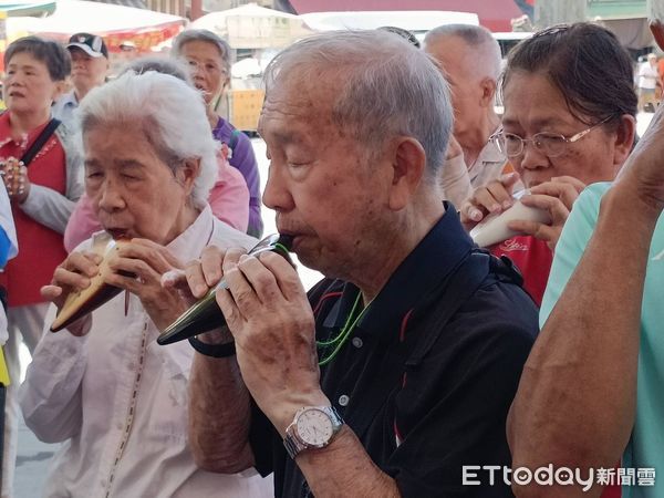 ▲劉貞宜率領70位平均70歲的長者演奏團，在安平天後宮快閃演出陶笛與豎琴曲目，傳遞府城文化與長者生命力。（記者林東良翻攝，下同）