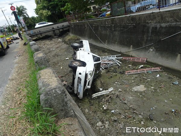 ▲台中23歲女騎士車禍一度意識不清轉院救治　貨車翻落水溝。（圖／民眾提供）