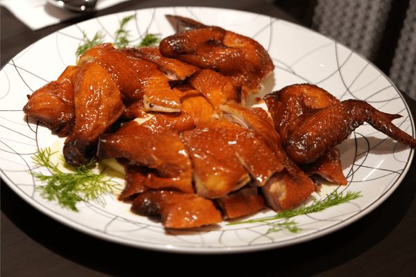 ▲瀚寓酒店館內弈夢紅樓餐廳推出「小吃常聚」優惠，即日起至9月30日，4人以上用餐享8折，1至3人也有85折，並加碼免1成服務費。（圖／瀚寓酒店提供）