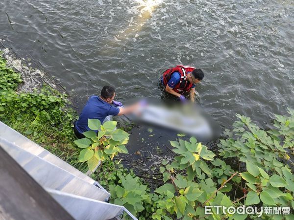 ▲台南巴克禮公園第2期滯洪池清晨驚見女浮屍，消防人員到場協助打撈上岸，交警方查處。（民眾提供，下同）