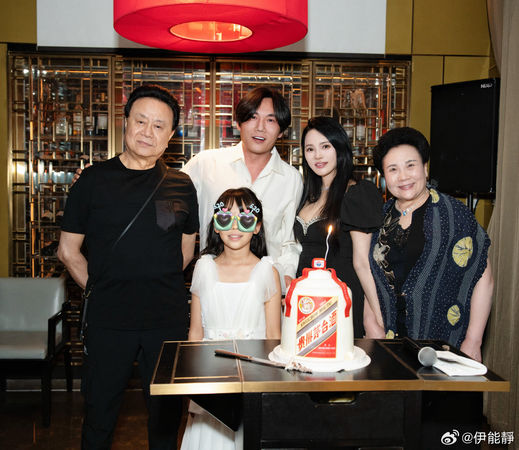▲▼伊能靜正面回應婚變！秦昊47歲生日辦驚喜趴。（圖／翻攝自微博／伊能靜）