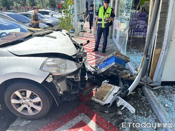 ▲仁愛鄉發生車輛失控衝撞超商的意外，仁警籲車輛行駛山區應善用低速檔。（圖／記者高堂堯翻攝）