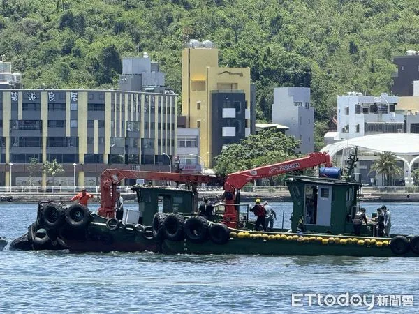 ▲▼高雄旗津驚傳船隻翻覆！3人落海救起…1人仍搜救中。（圖／記者賴文萱翻攝）