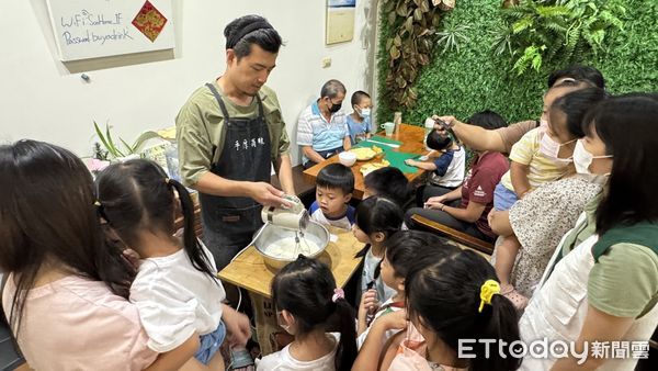 ▲雲林發展學園在北港手厚商號舉辦「歡慶端午－龍舟蛋糕捲DIY」，許多家庭共同體驗烘焙的樂趣。（圖／記者游瓊華翻攝）