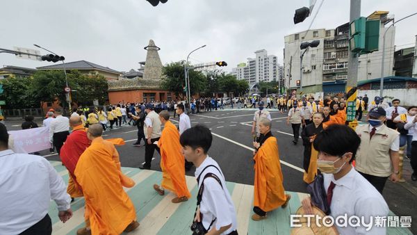 ▲▼             新北三峽區發生重大車禍，佛光山舉行消災祈福灑淨佛事。（圖／記者呂佳賢攝，下同）