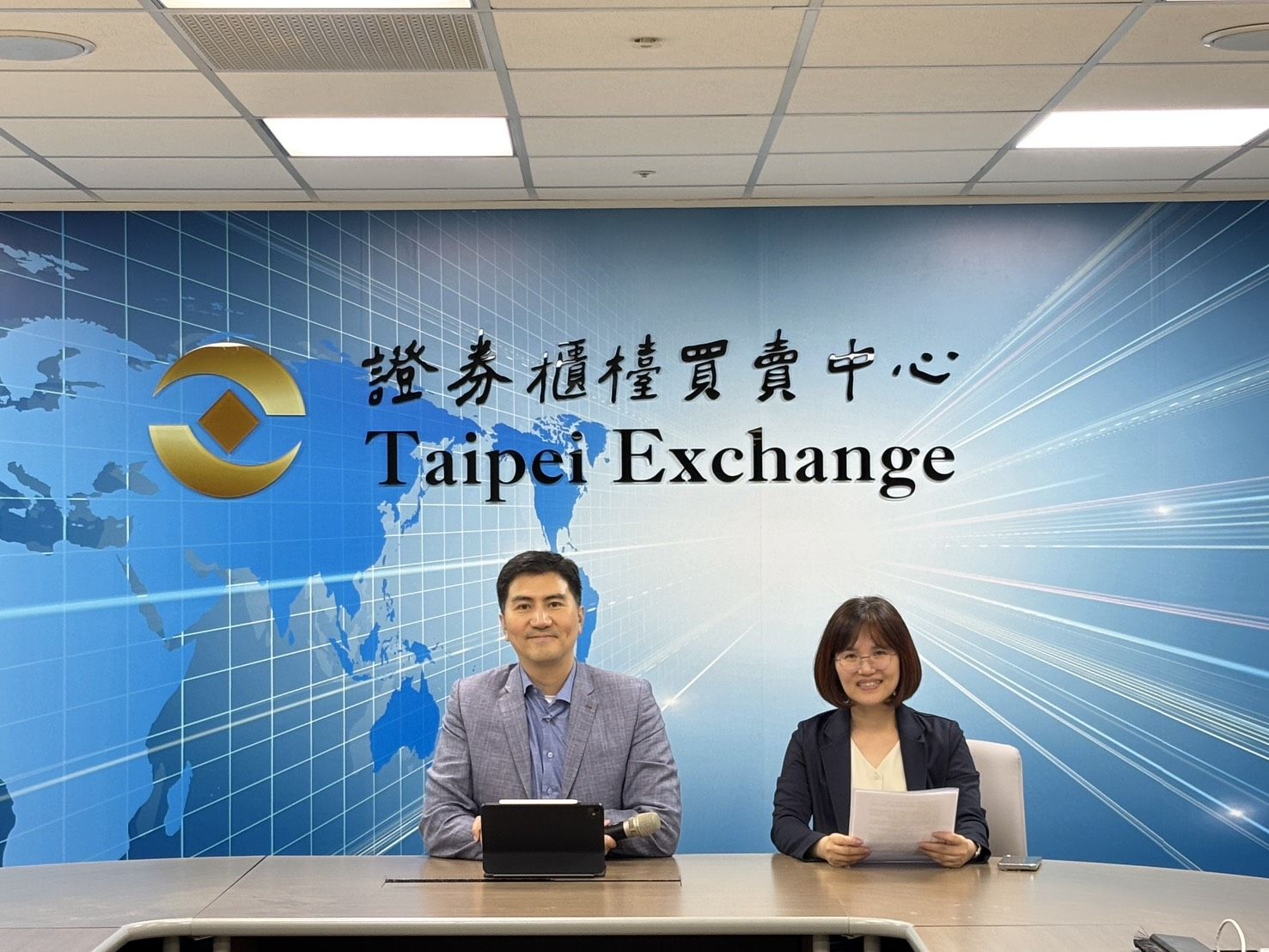 ▲▼亨泰光宣布與德國蔡司集團簽署股份轉換契約，深化研發創新與國際市場發展，左起為亨泰光總經理吳怡璁，財務長葉珠吟。（圖／亨泰光提供）