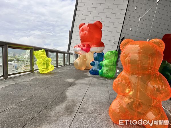 ▲▼承億集團攜手香港UBU DECO畫廊創辦人暨梁詠心，推出首屆「ArtIN國際藝術博覽會」，集結全球60組畫廊與頂尖藝術家，近千件藝術作品，即日起至6月8日在高雄港旅運中心展出。（圖／記者林育綾攝）