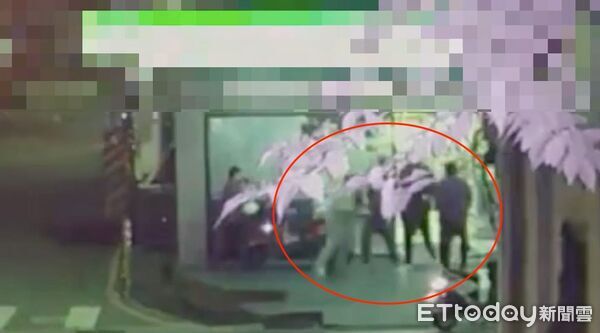 ▲▼張男等4人與戴、饒2人從超商內拉扯推擠到超商外，張男持刀攻擊2人，警方循線逮補張男等4人             。（圖／記者陳以昇翻攝）