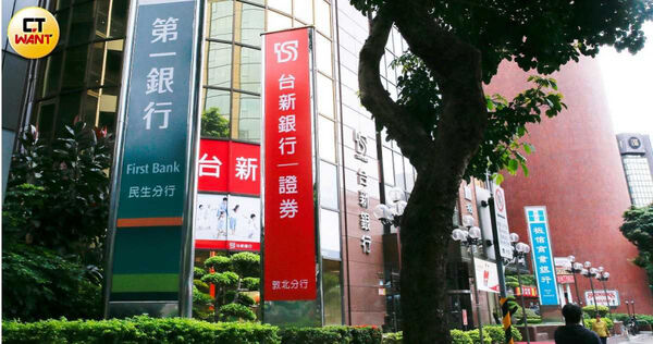 目前央行規定土建融最高只能貸5成，但有小建商表示，公股銀行因水位滿不承作，願放貸的銀行又趁機調高利率，只能任人宰割。（示意圖／黃耀徵攝）